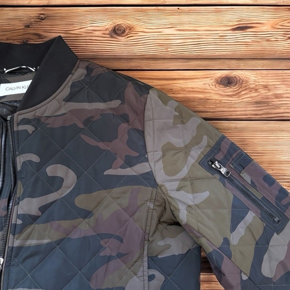 Calvin Klein Men’s Medium Olive Camo Quilted Flight Jacket – Zipper Detail. - Picture 4 of 6